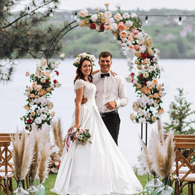 GZYF Zhisheng arch offers a sturdy focal backdrop for photos