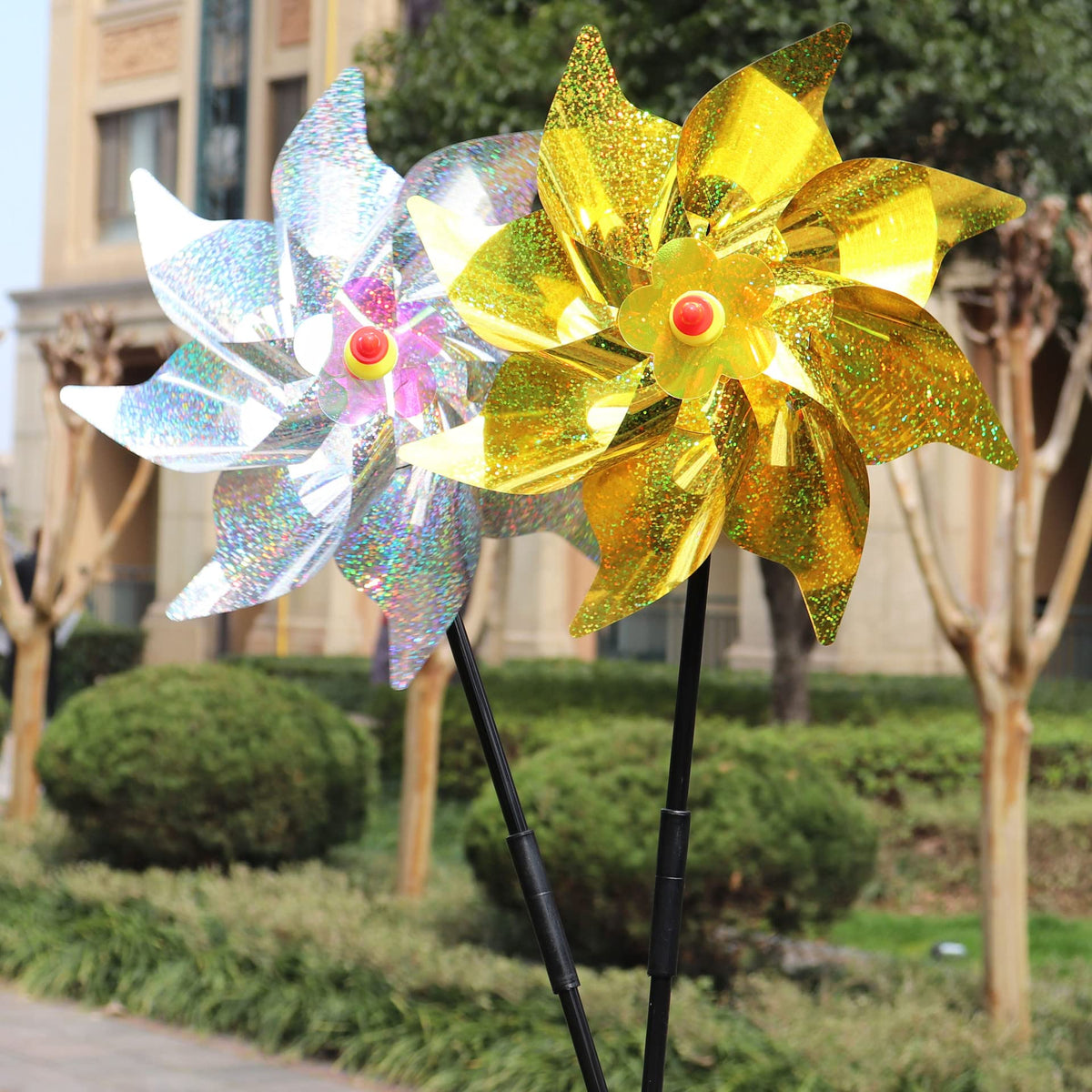 HADEEONG yard decor sparkles in sun, adding visual interest to courtyards.