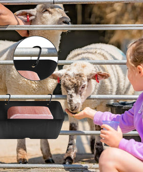 HamyHo feeder includes 4 clips for easy relocation and reconfiguration.