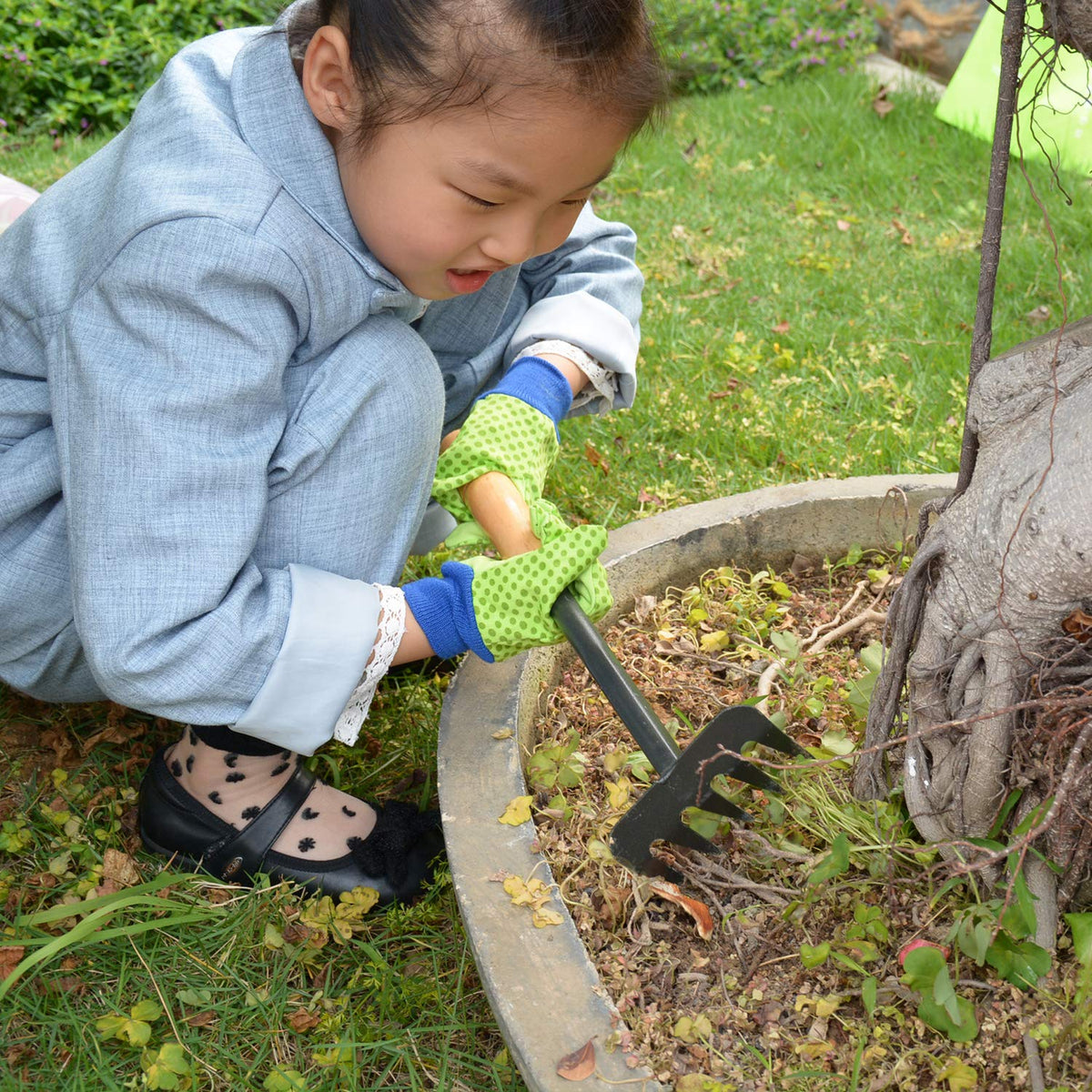 HANDLANDY green-dots gloves, two-pair set ideal for family gardening activities.