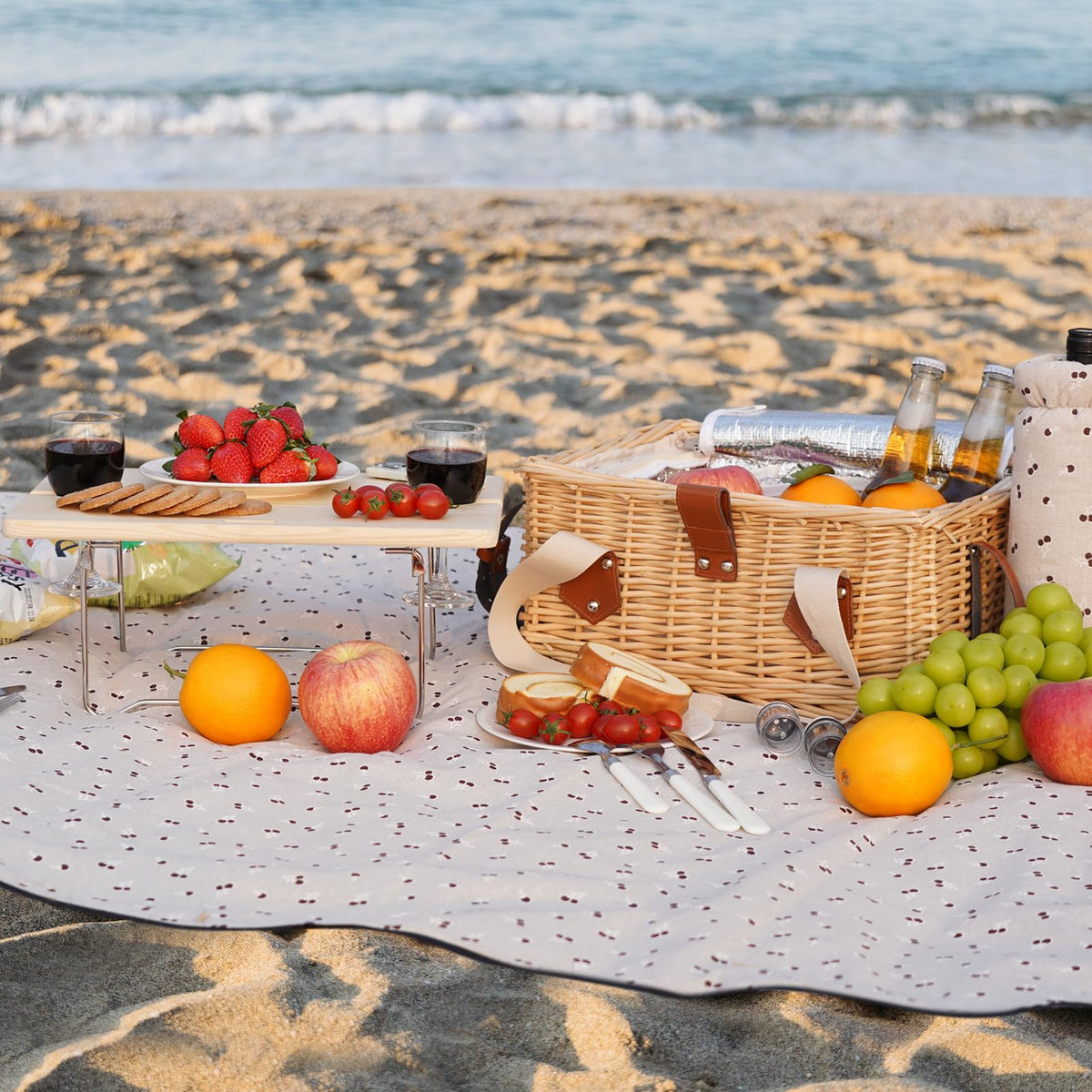 HappyPicnic all-in-one bottle opener included in the set.
