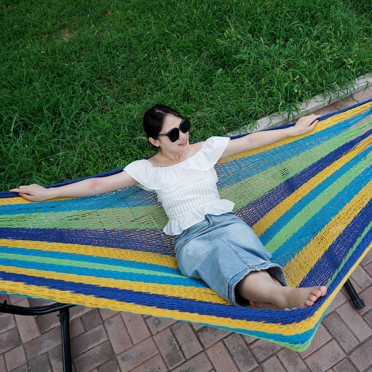 HappyPicnic hammock supports up to 500 pounds for two adults.