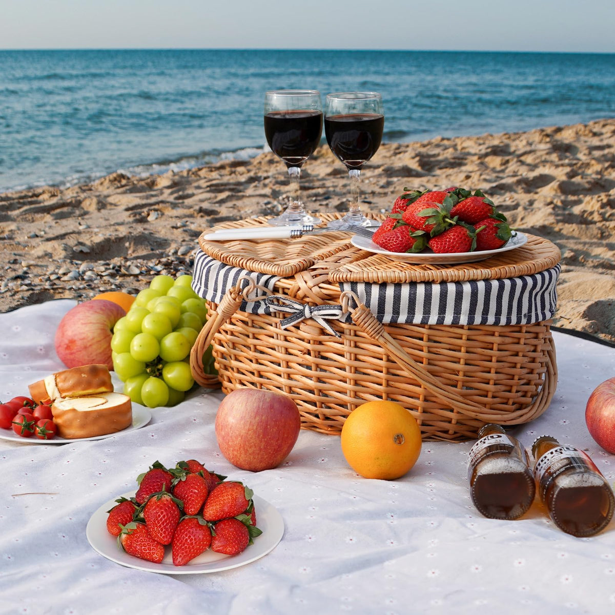 HappyPicnic retro chic picnic basket—vintage style for outdoor occasions.