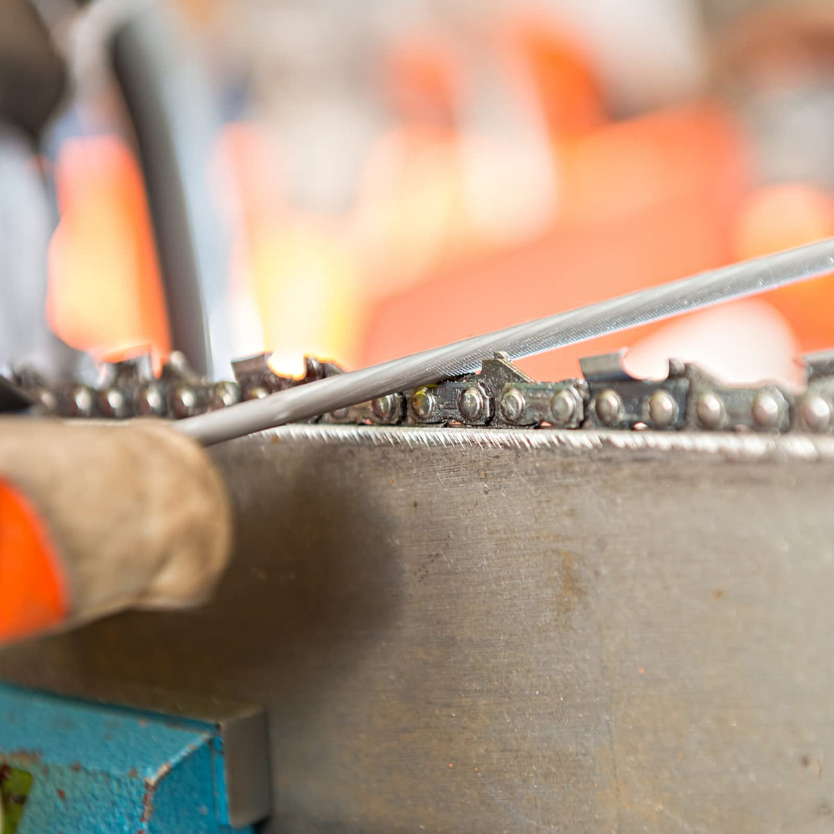 HARFINGTON chainsaw-file guide-compatible rasp enables versatile sharpening.
