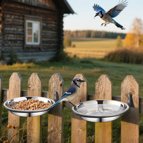 Outdoor wildlife feeding scene using Harhana mount tray