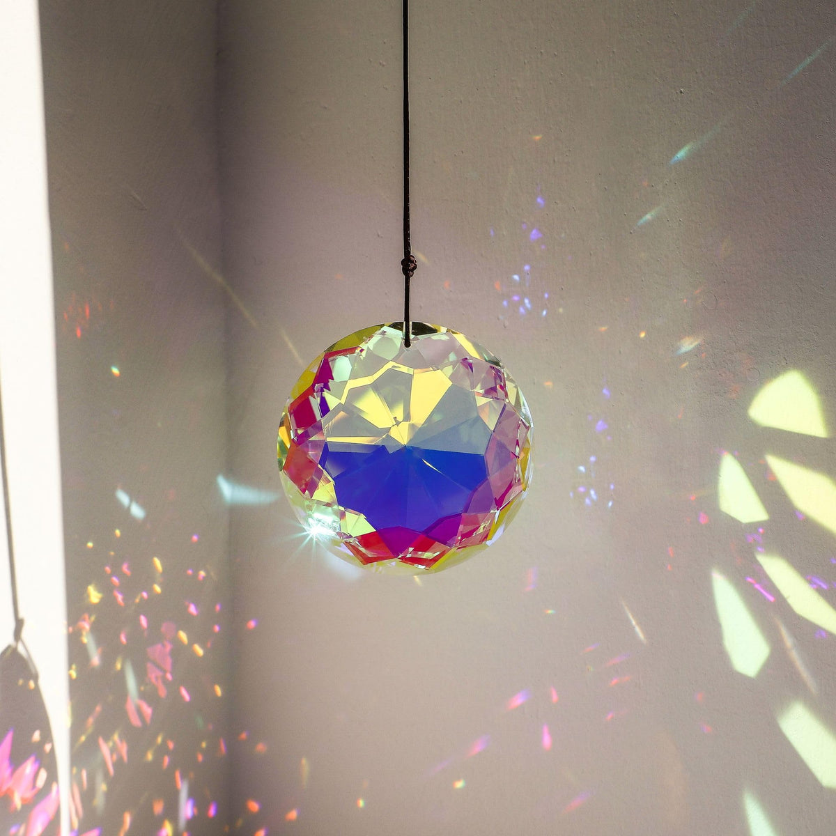 HDCRYSTALGIFTS Christmas tree decoration with rainbow light effects.