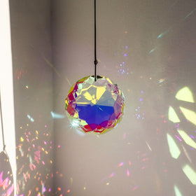 HDCRYSTALGIFTS Christmas tree decoration with rainbow light effects.