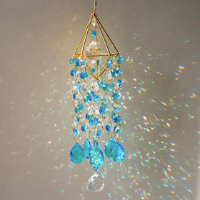 HDCRYSTALGIFTS crystal rainbow maker captures sunlight to scatter colorful patterns.