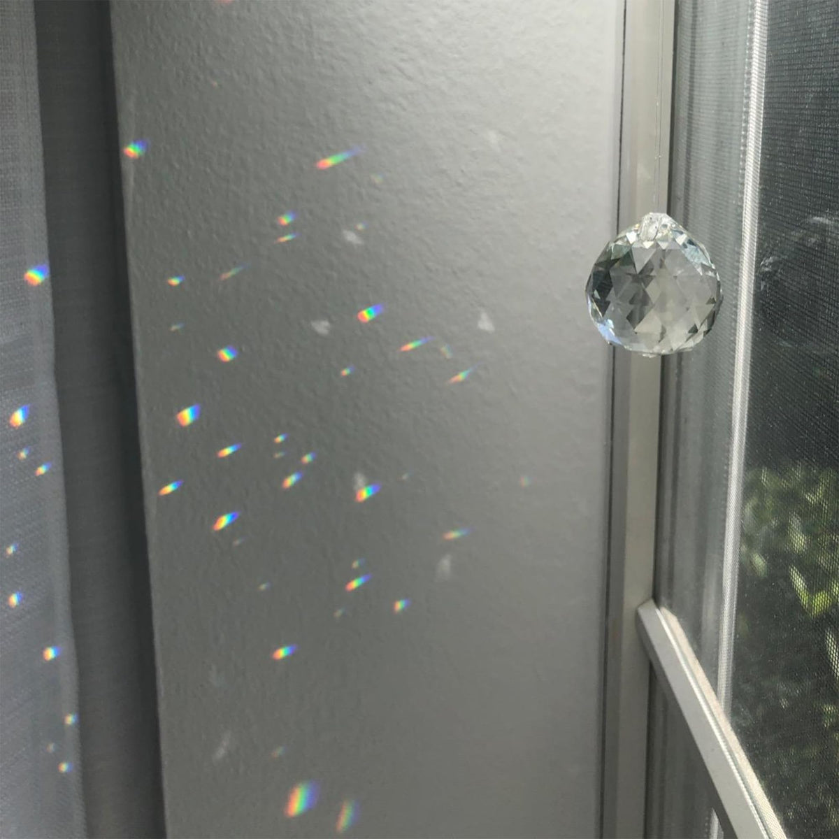HDCRYSTALGIFTS facets maximize light refraction to reveal rainbows.