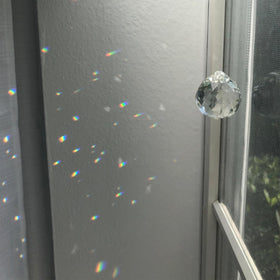 HDCRYSTALGIFTS facets maximize light refraction to reveal rainbows.