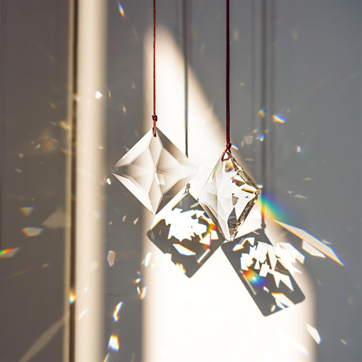 HDCRYSTALGIFTS convex crystal pendant reflects light across the room.