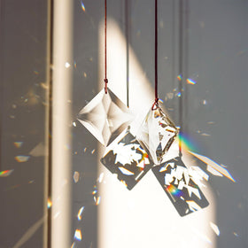 HDCRYSTALGIFTS convex crystal pendant reflects light across the room.
