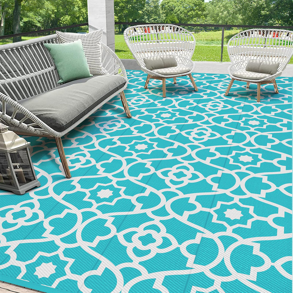 HEBE outdoor rug with reversible pattern showing two looks for patios