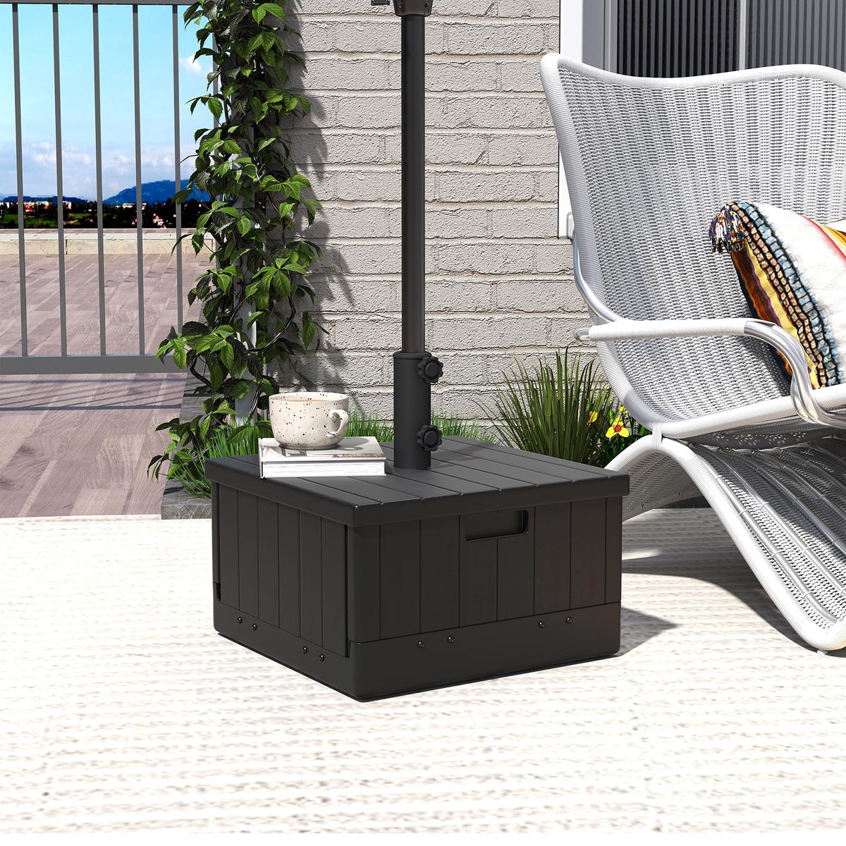 Adjustable pole holders on the Helios&Hestia base fitting different umbrella diameters