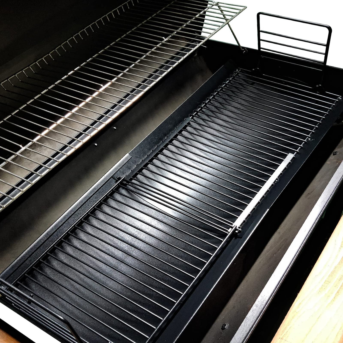 Hisencn heat-resistant ash pan withstands high-heat grilling sessions.