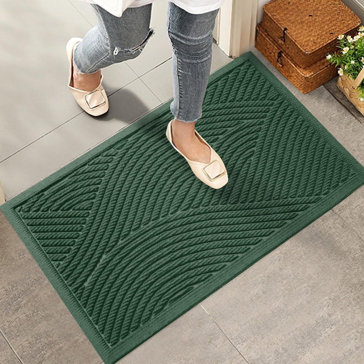 HIYARD sturdy front door mat absorbs water to keep floors dry.