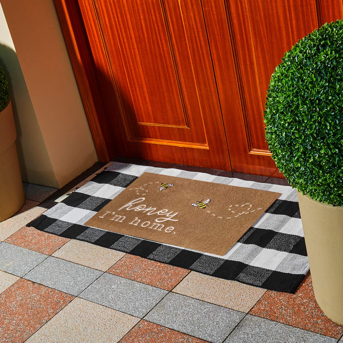 HLFMVWE Bee Door Mat brown durable border traps dirt and mud from shoes.