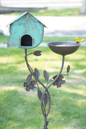 HLQMFHT bird-friendly setup in yard offers a pleasant ambient focal point.