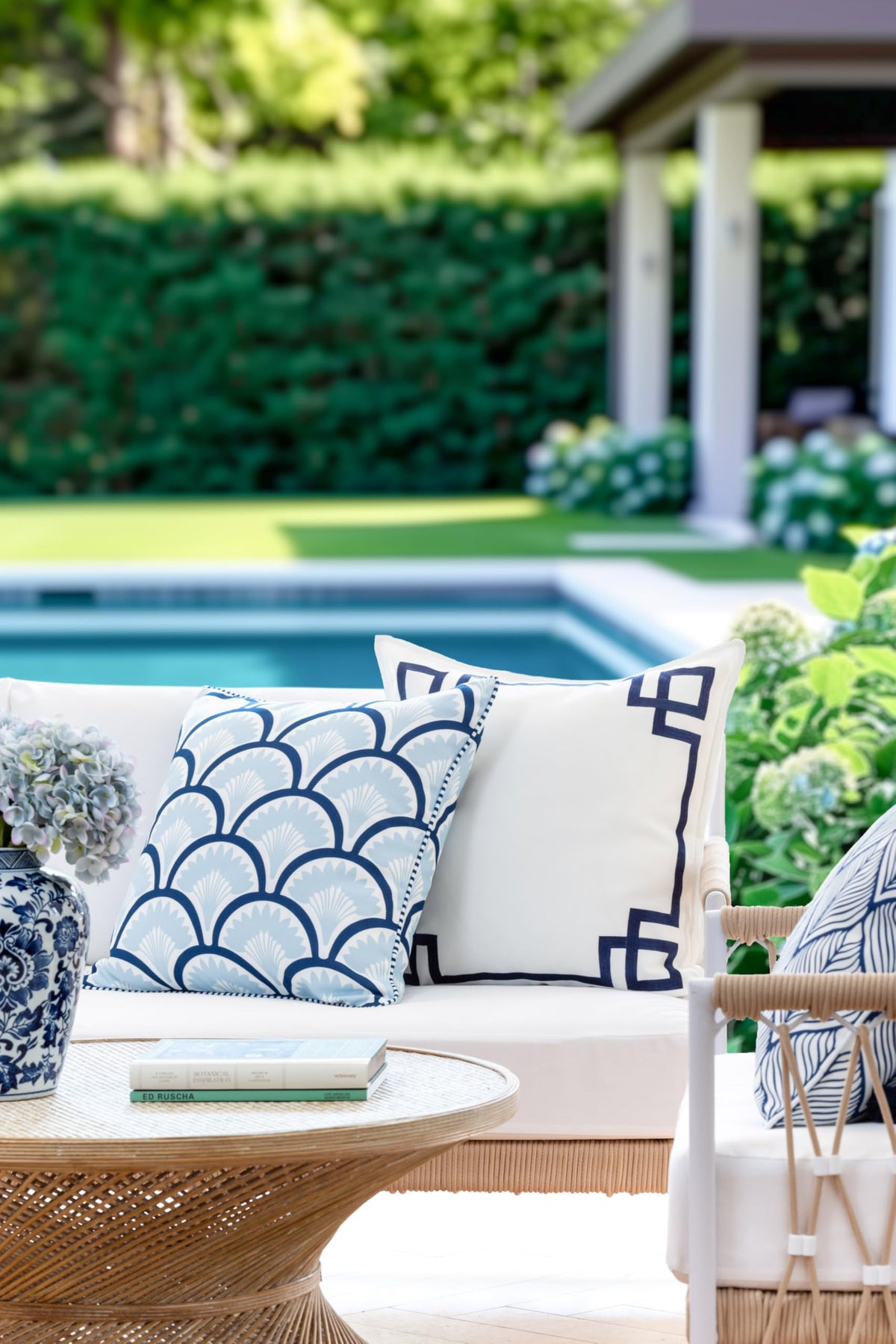 Hofdeco Premium coastal cover back navy panel for a versatile indoor-outdoor color option.