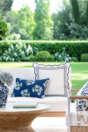 Hofdeco Premium Coastal lumbar pillow cover back pattern with piping detail.