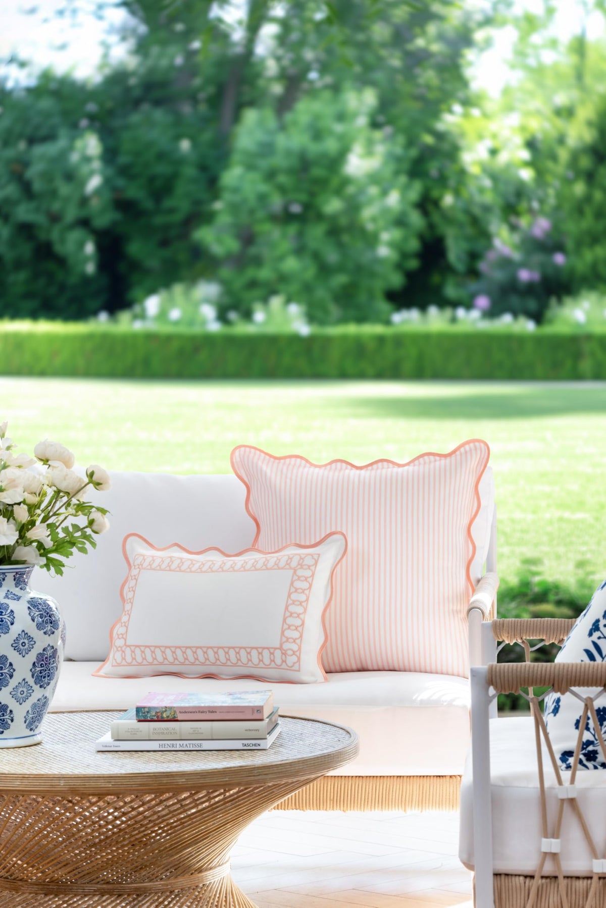 Hofdeco Premium scalloped-edge detail on blush pink pillow cover adds charm to patio seating