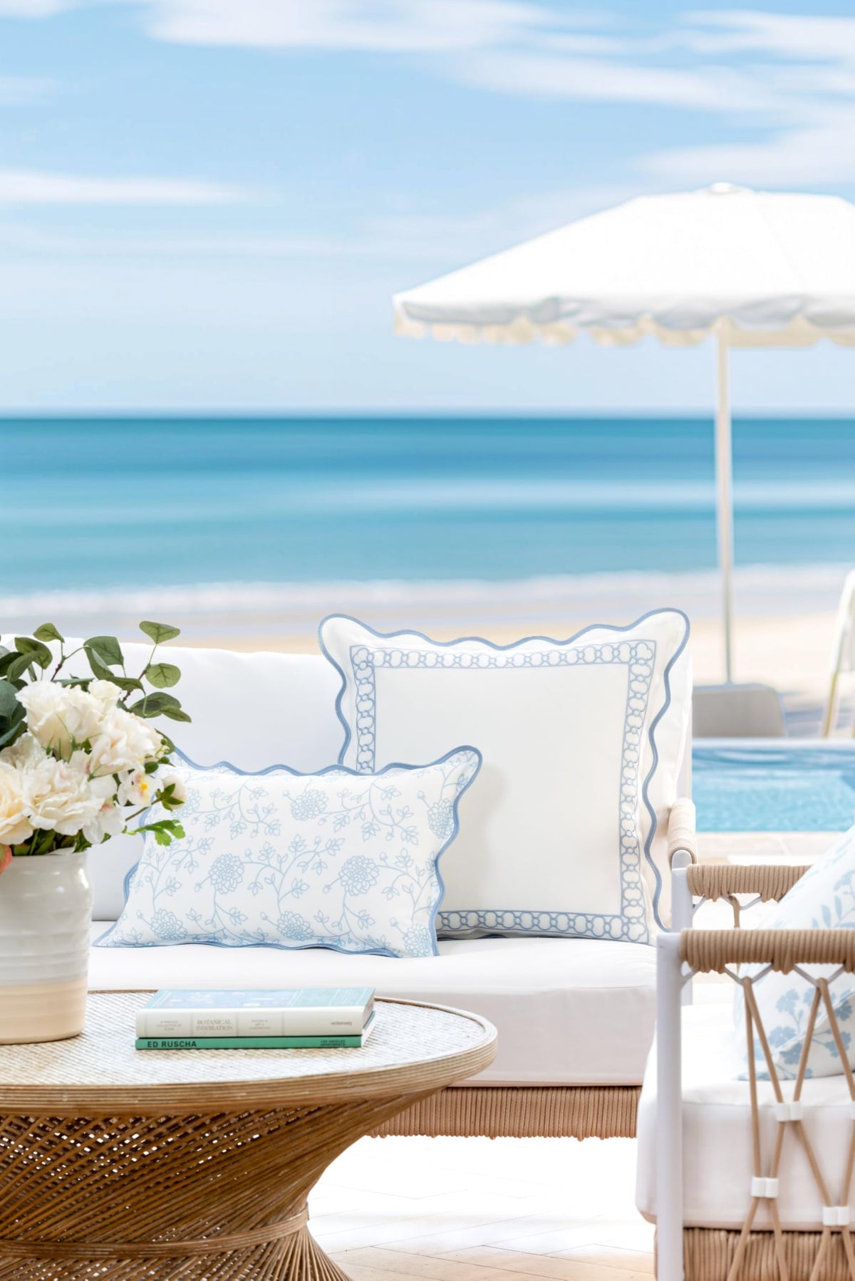 Hofdeco Premium scalloped edge detail adds refined coastal charm to any chair.