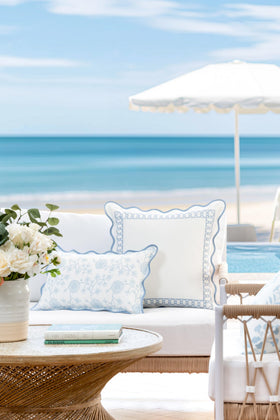 Hofdeco Premium scalloped edge detail adds refined coastal charm to any chair.
