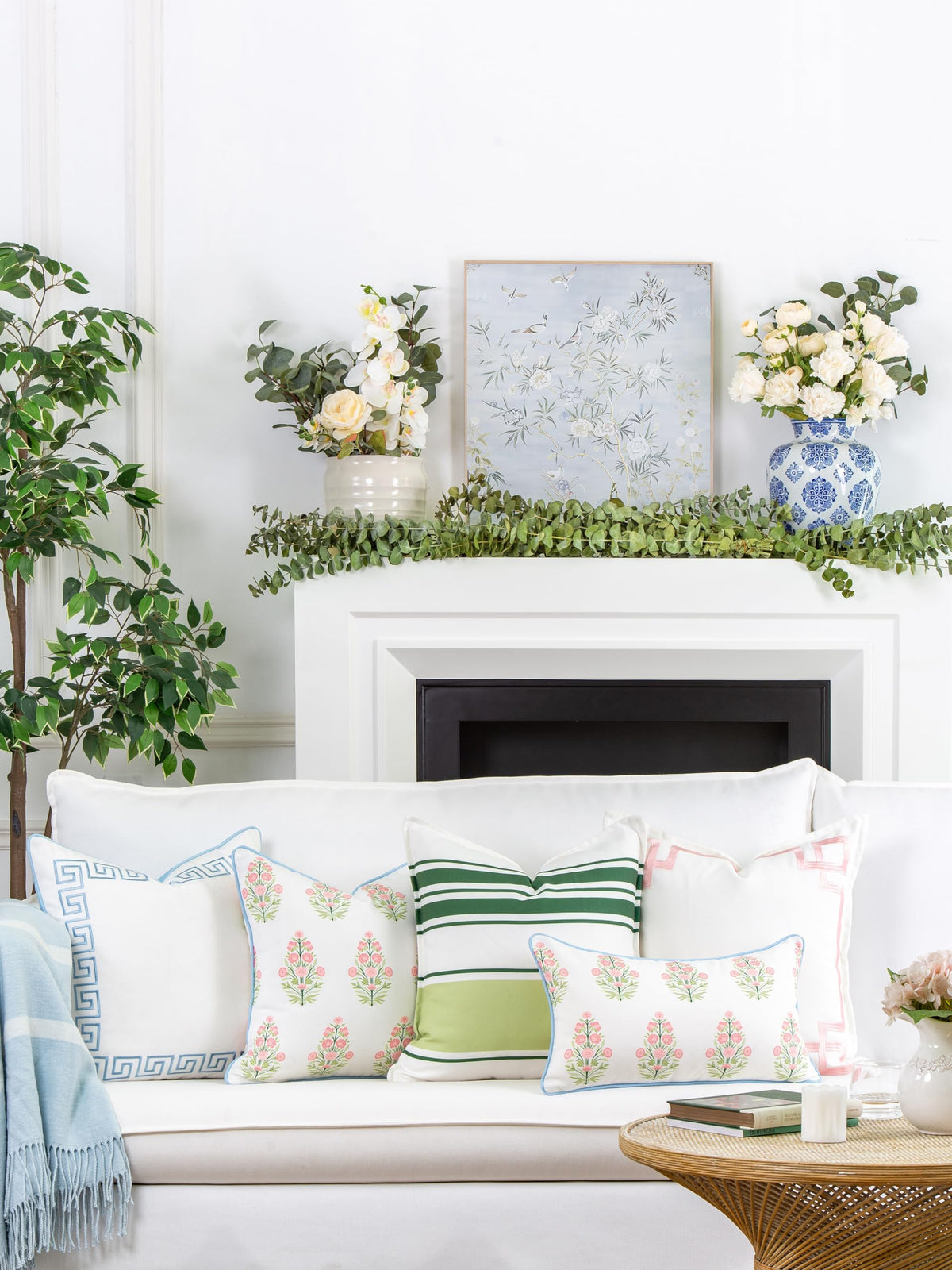 Hofdeco Premium weather-resistant outdoor pillow cover in polyester for yard and patio.