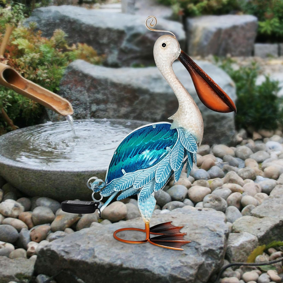 HONGLAND coastal decor accentuates garden spaces with bird-inspired elegance.