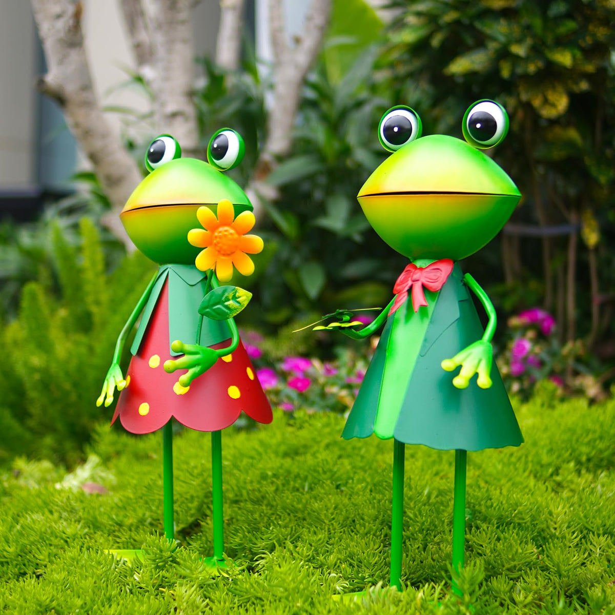 HONGLAND frog statue features lifelike details for yard charm.