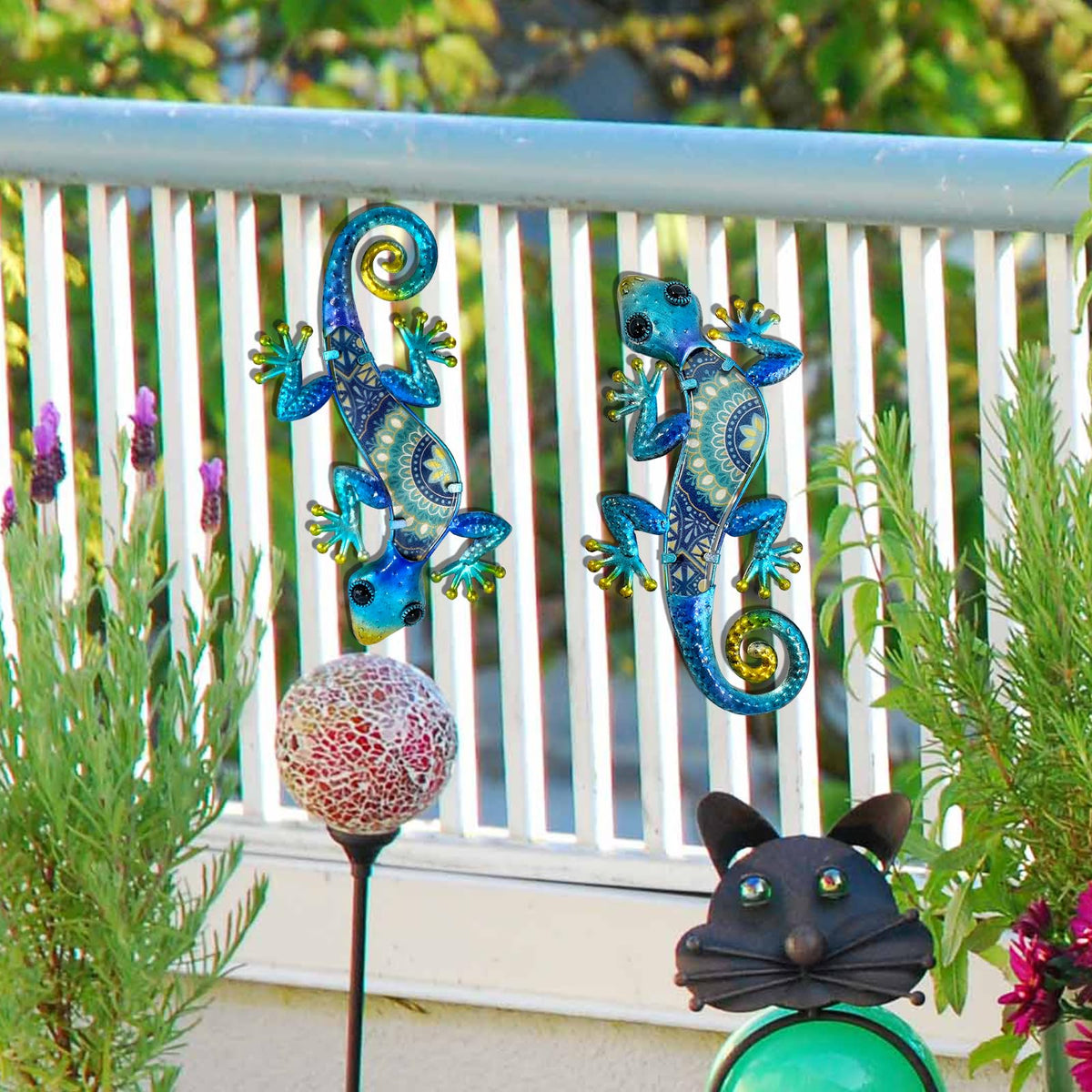 HONGLAND Gecko wall decor features glass-printed blue lizards for vibrant garden accents.