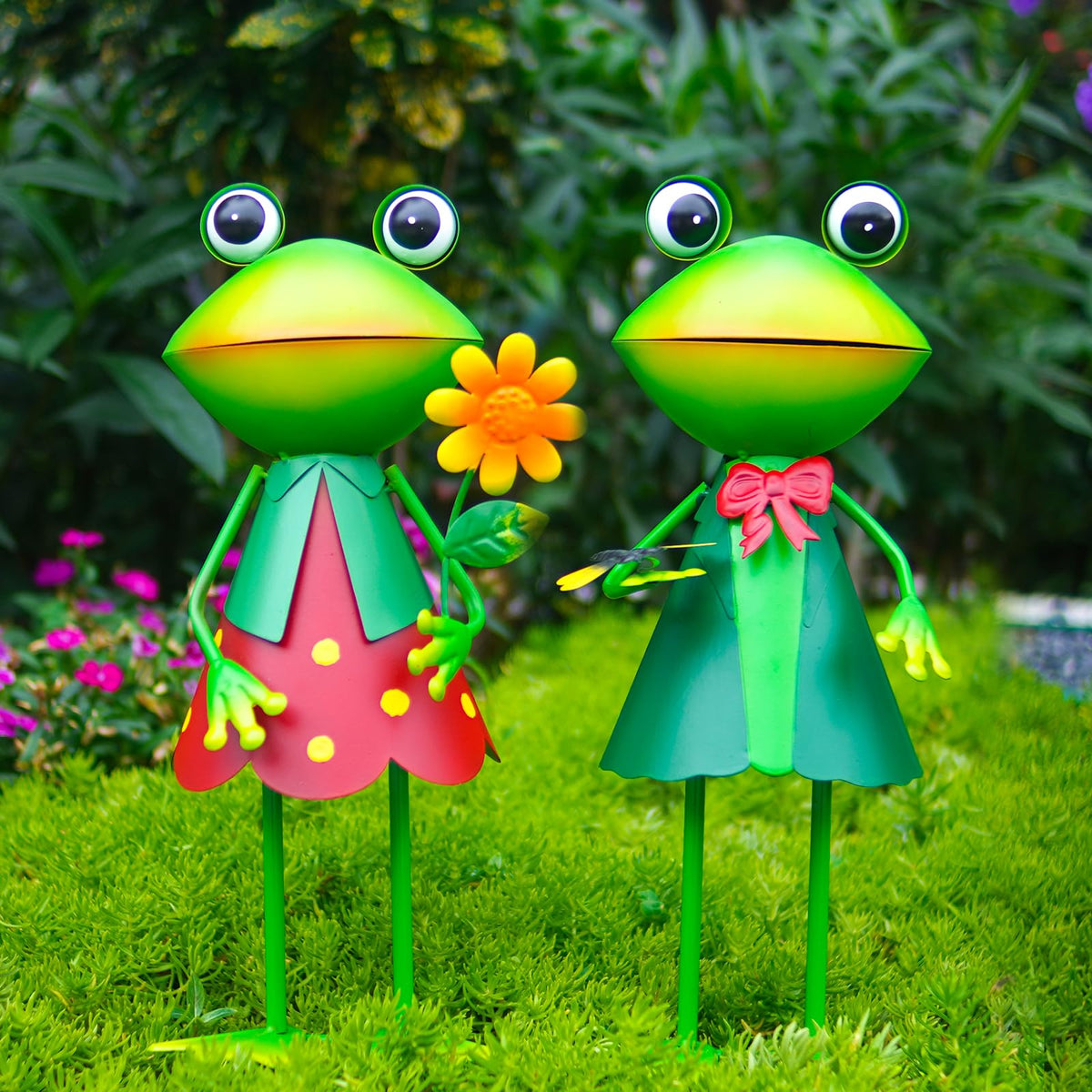 HONGLAND metal frog decor adds life to patios and flower beds.