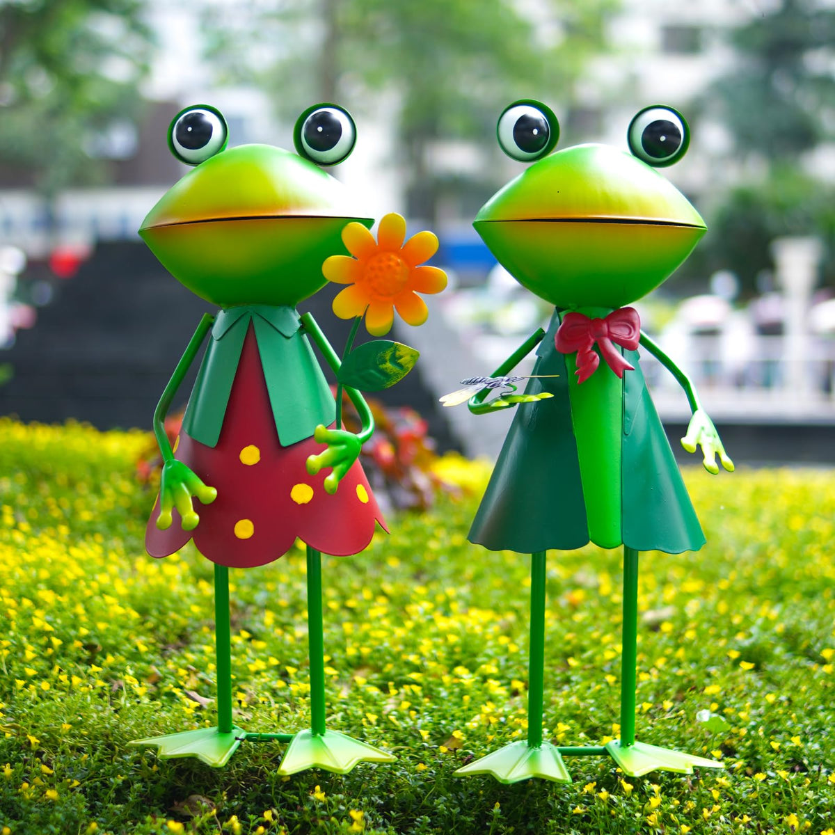HONGLAND outdoor frog figurine makes a thoughtful gift for gardeners.