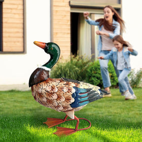 Textured feather details on HONGLAND mallard statue