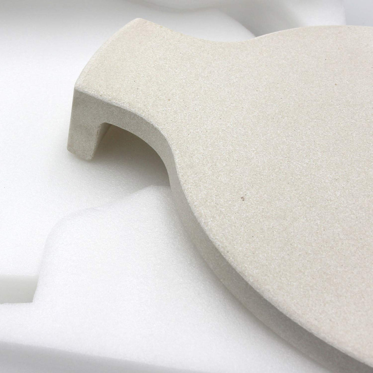 Hongso pizza baking on ceramic deflector for crisp crusts