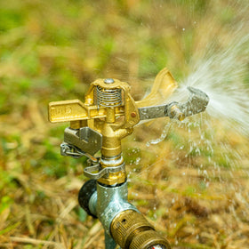 Hourleey brass impact sprinkler coverage 0-360 illustrates adjustable spray range for large areas.