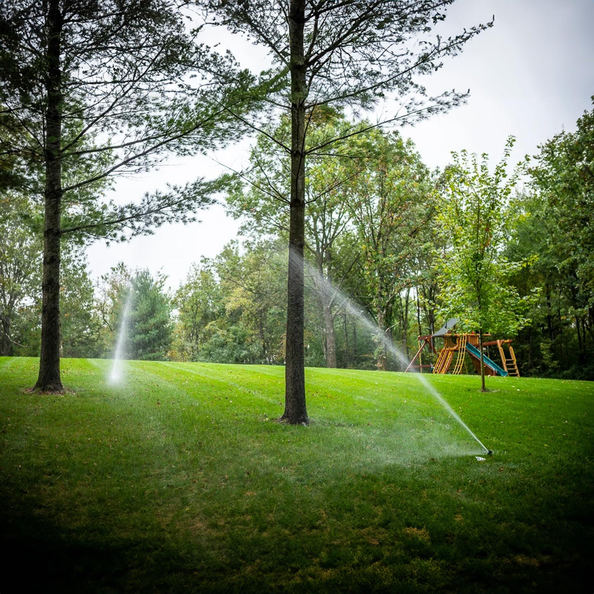 Hourleey included sprinkler hose for quick setup