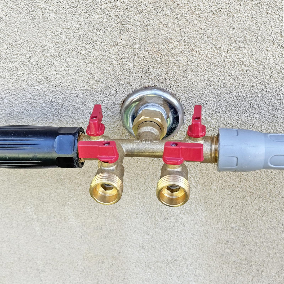 HQMPC four-outlet manifold designed for tight spaces with swinging female connector