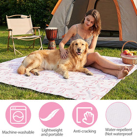 HunnmingRe pink bow blanket sand-repellent surface keeps sand at bay.