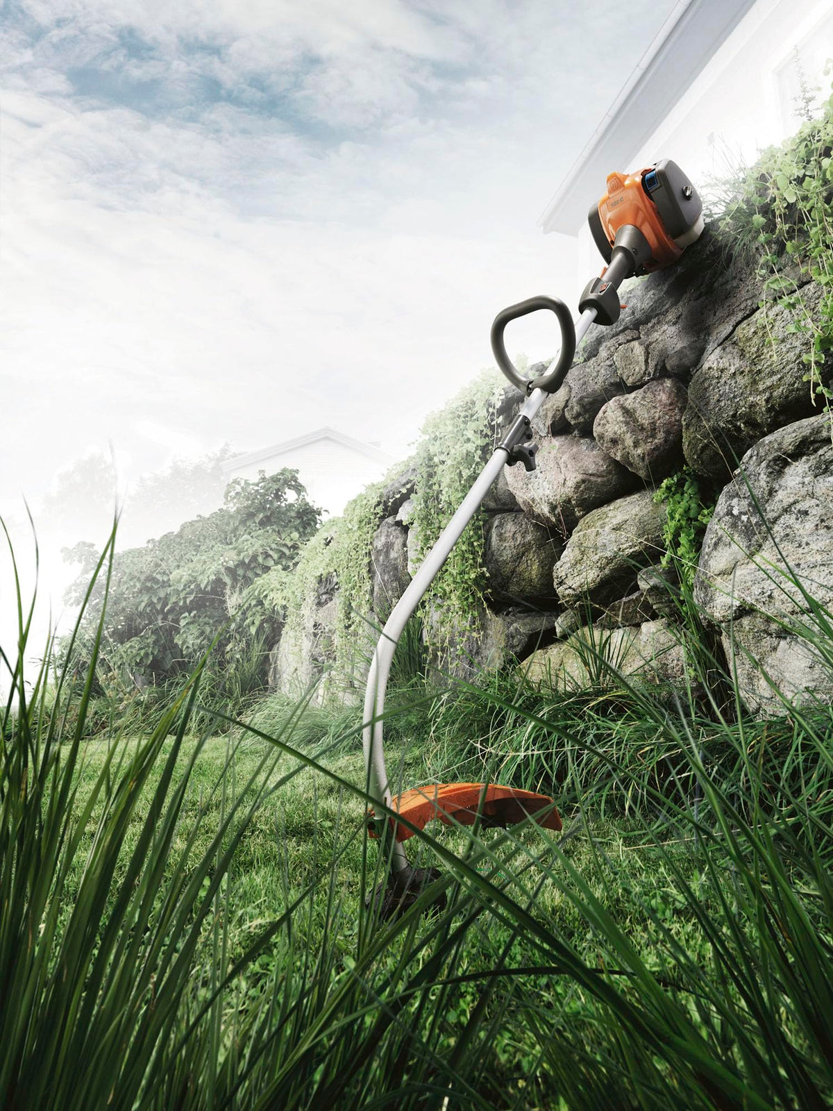 Husqvarna 122C comfortable handle reduces fatigue during trimming.