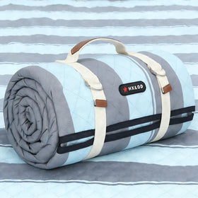 HX&OD extra-large picnic blanket 80x60 inches, waterproof, ideal for family picnics.