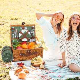 HYBDAMAI porcelain-plates-wine-glasses elevate al fresco meals with a polished touch
