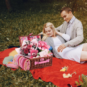 HYBDAMAI waterproof picnic blanket for damp grass protection
