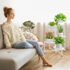 iDavosic.ly Stable triangle footing keeps plants secure and floors protected.