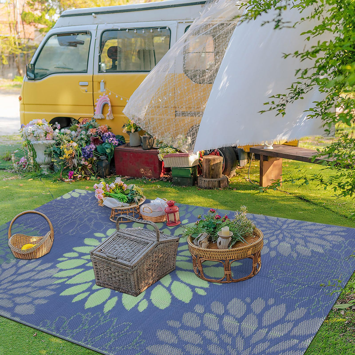 Ileading corner loops and stakes keep the rug securely in place.