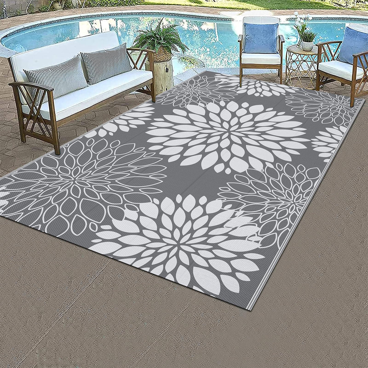 Ileading portable rug with carrying bag for travel.