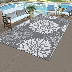 Ileading portable rug with carrying bag for travel.