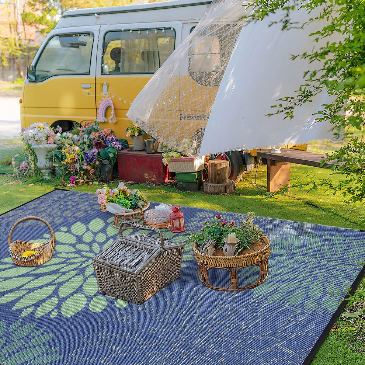 Ileading stain-resistant waterproof material keeps its look with hose-down cleaning.