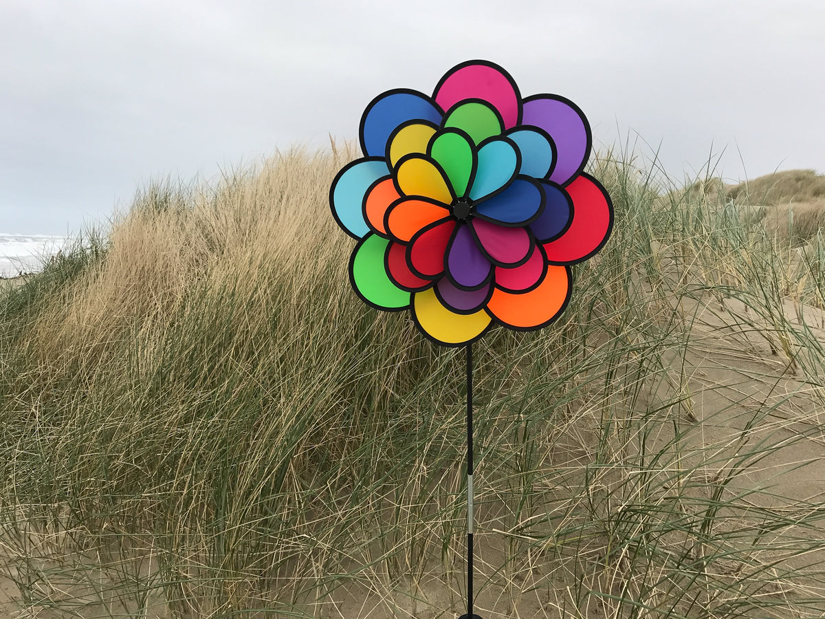 In the Breeze Triple Wheel Flower spinner shows independent rotation for lively motion.