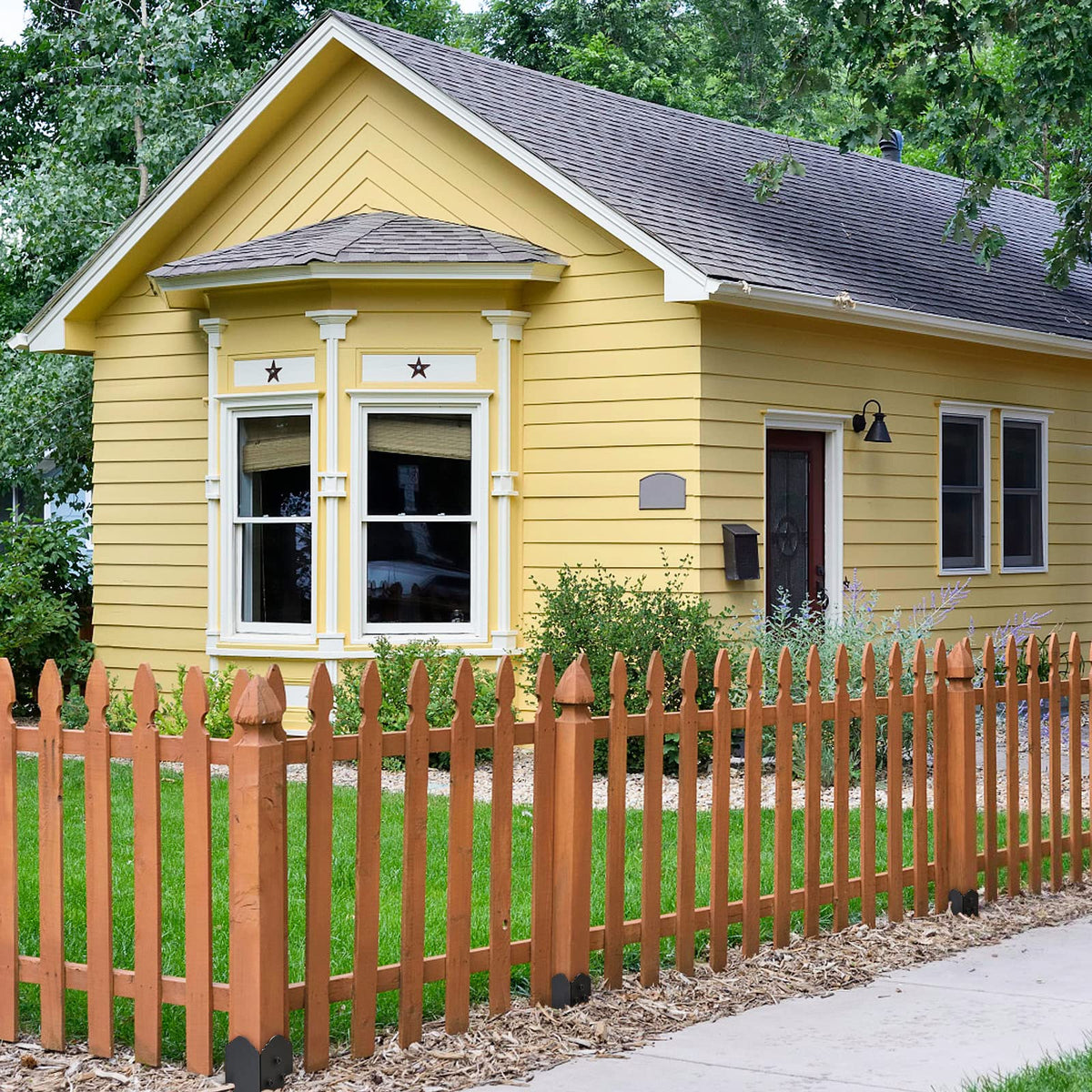 Black powder-coated finish resists rust for outdoor environments.